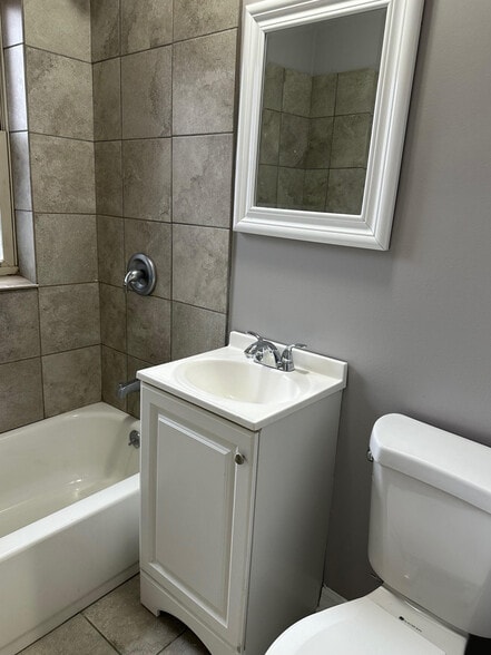 Building Photo - 4027 W Melrose St