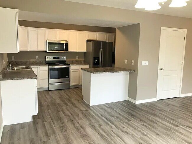 Building Photo - Cute town house with lawncare included!