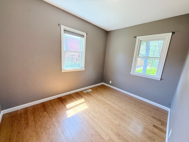 Building Photo - Charming 2-Bedroom Home Near Illinois State University