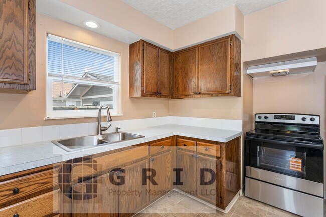 Building Photo - GPM657 - SE Raymond Ct. (T1)