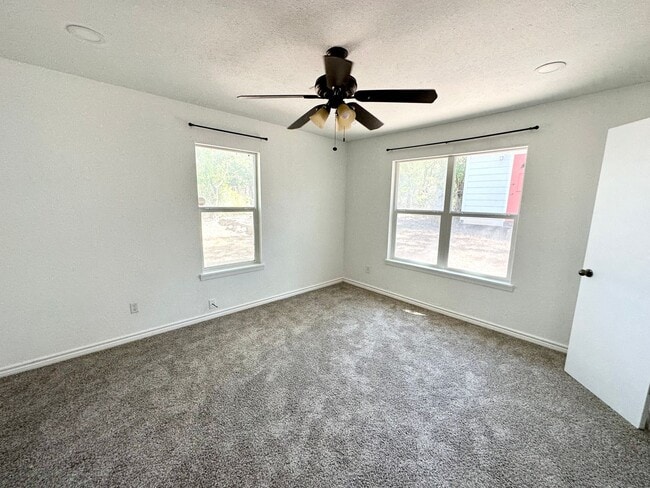 Building Photo - Valley Mills - Quiet Street 3/1 with detached 2 car garage