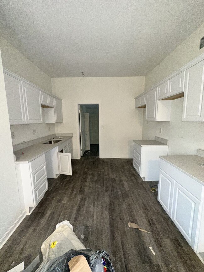 Building Photo - 3214 Peronne Ave