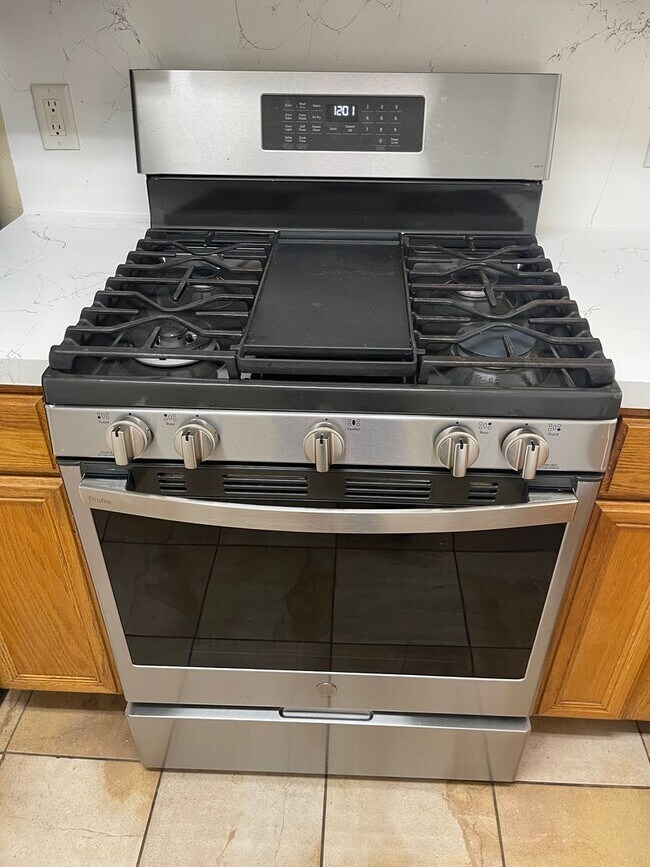 Building Photo - College Station - 4 bedroom - 4 bath - Fenced in yard / Home in Steeplechase Neighborhood.