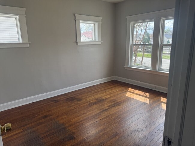 Building Photo - 3550 Seymour Ave