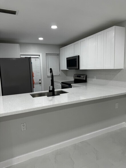 Primary Photo - 2461 SW 82nd Ave