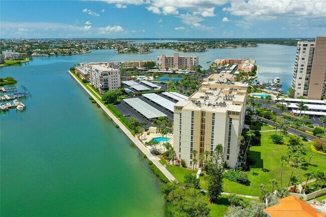 Building Photo - 7400 Sun Island Dr S