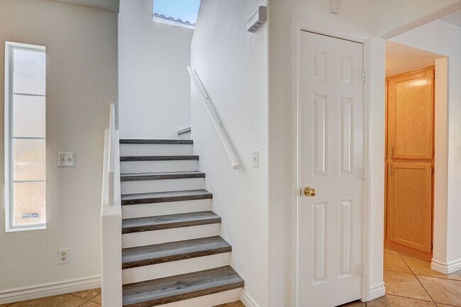 Building Photo - 3 BEDROOM + POOL IN DESIRABLE PECCOLE RANC...