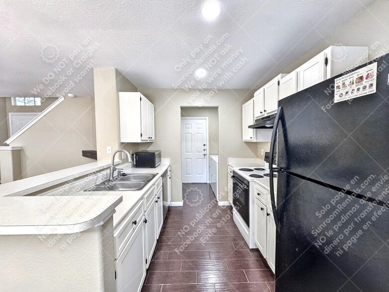 Building Photo - 833 Sagewood Trail