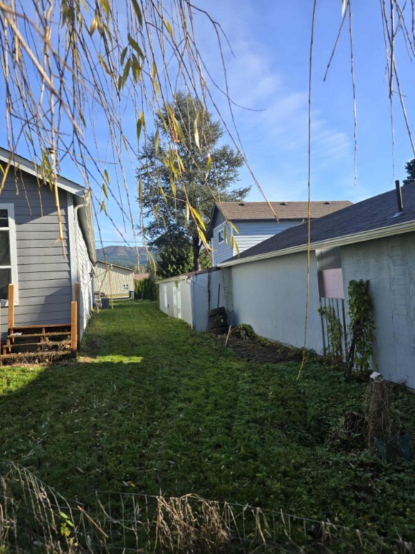 Building Photo - 757 Main Ave