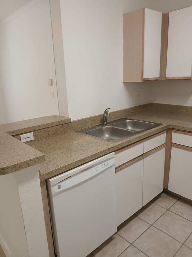 Building Photo - $500 OFF FIRST MONTH FOR THIS 2 BEDROOM 1 ...