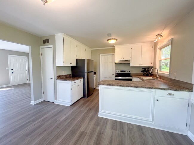 Building Photo - 107 Park Ln W