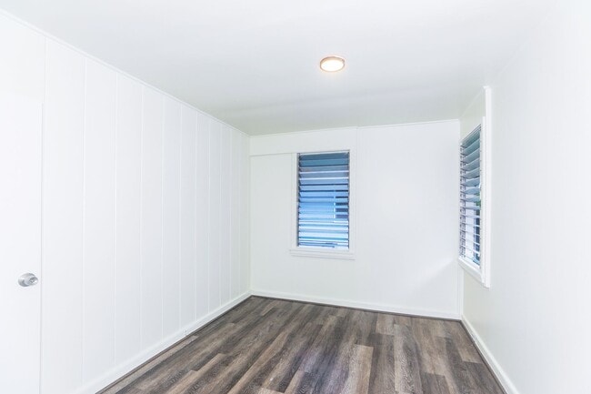 Building Photo - Renovated, upstairs, 2 bedroom 1 bath with...