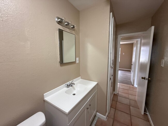 Building Photo - Country and City Side Home