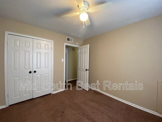 Building Photo - 3988 Oakshire St