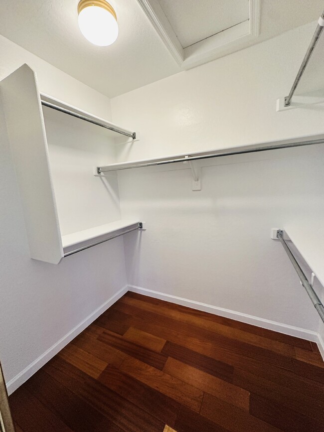 Building Photo - 672 W Raven Dr