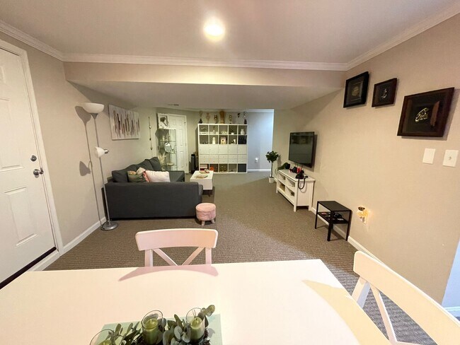 Building Photo - 18 Spinning Wheel Ct
