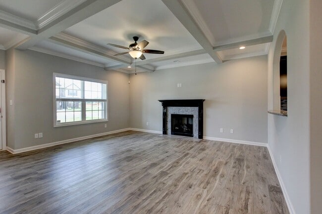 Building Photo - Sharp 4 bedroom HUGE house off exit 1 of I 24