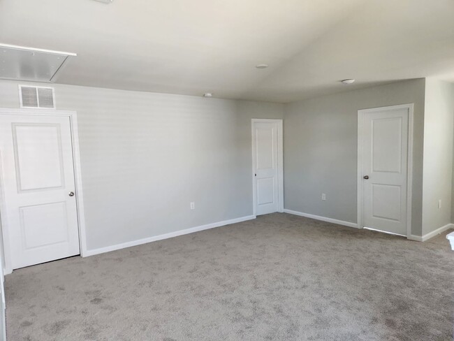 Building Photo - 4 Bedroom For rent