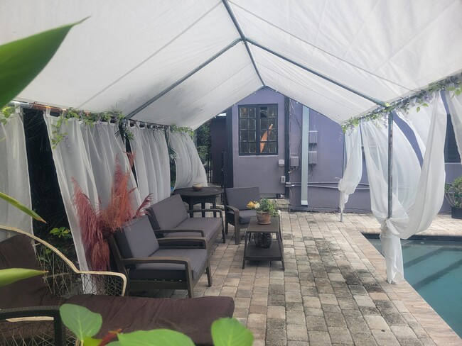 sitting area in cabana - 3600 N Bay Homes Dr