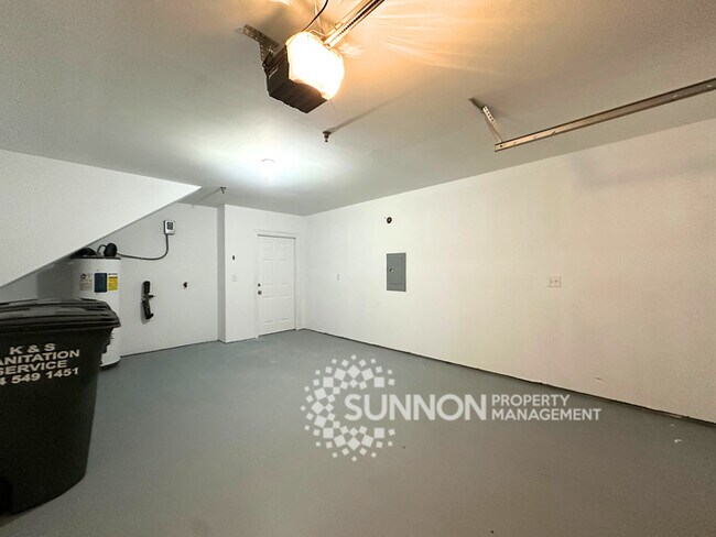 Building Photo - 3 Bedroom 2.5 Bathroom Townhome Near University Area