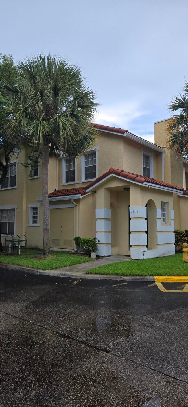 Building Photo - 2505 Belmont Ln