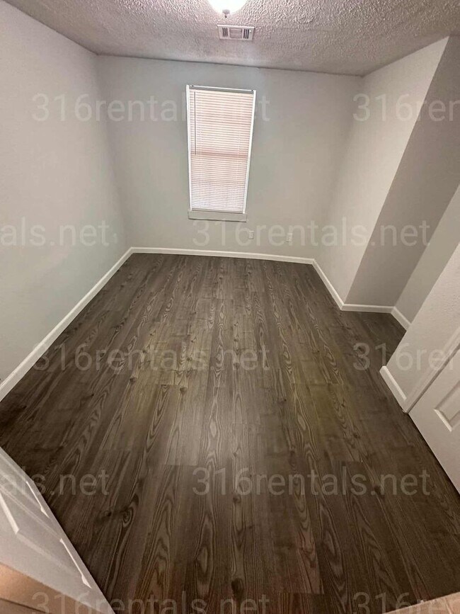 Building Photo - $1245 - 4 bedroom/ 2 bathroom - Single Fam...