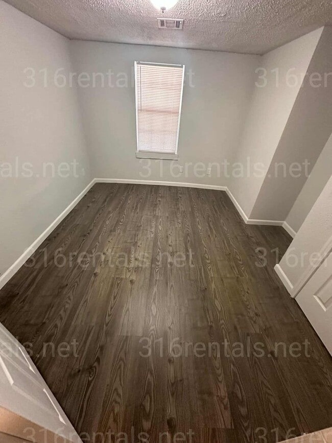Building Photo - 3352 N Park Pl