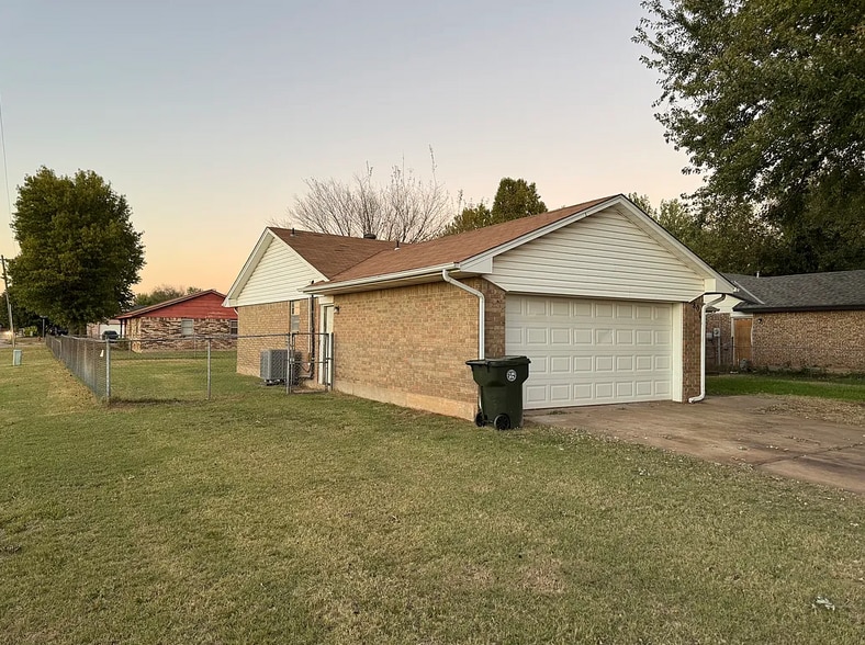 Building Photo - 8801 Cedar Ln