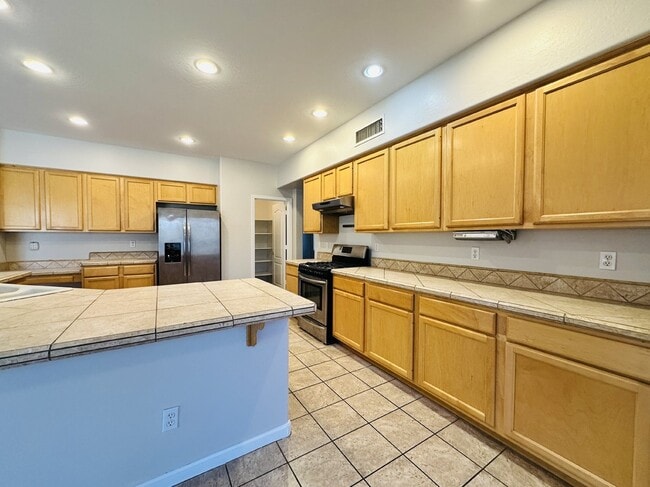 Building Photo - 672 W Raven Dr