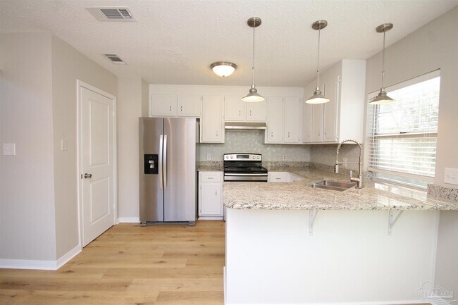 Building Photo - 2028 Cambridge Cir