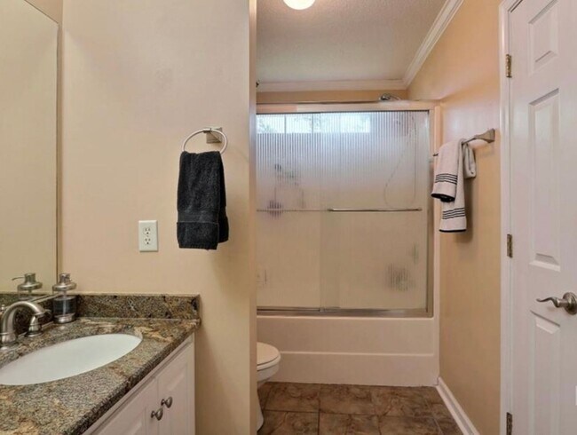 Building Photo - Beautiful Oasis