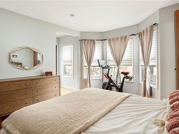 Building Photo - "Spacious 3-Bed Oasis with Granite Eleganc...