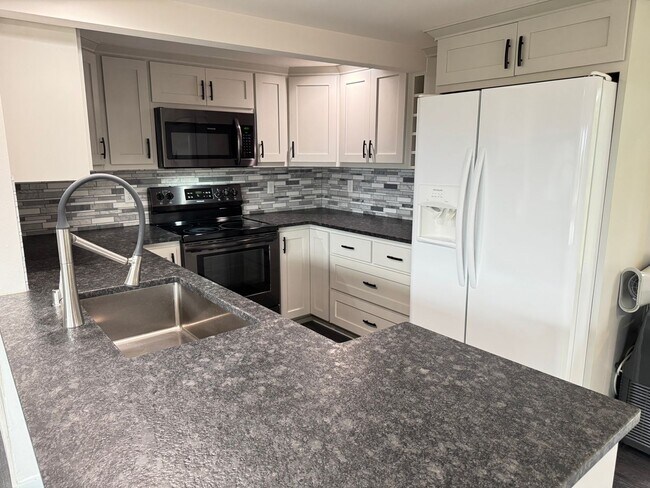 Building Photo - Jasmines Q