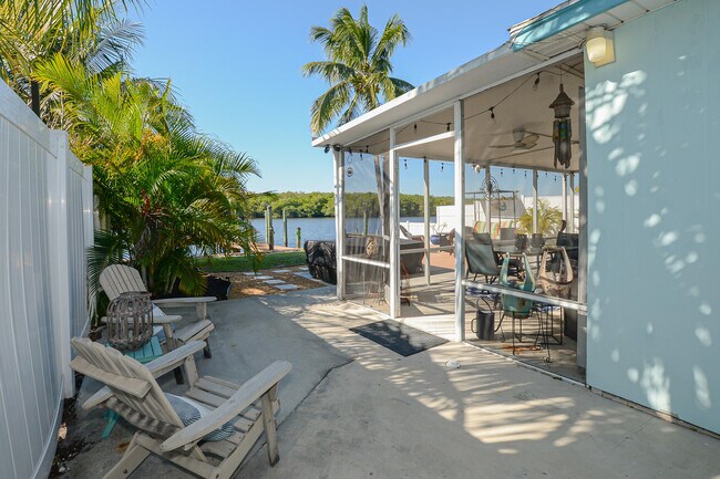 Building Photo - 110 SW Hideaway Pl