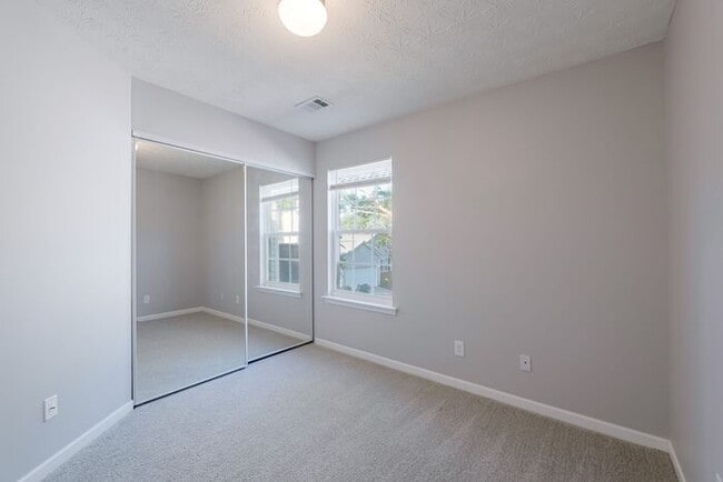 Building Photo - 641 W Oaks Dr