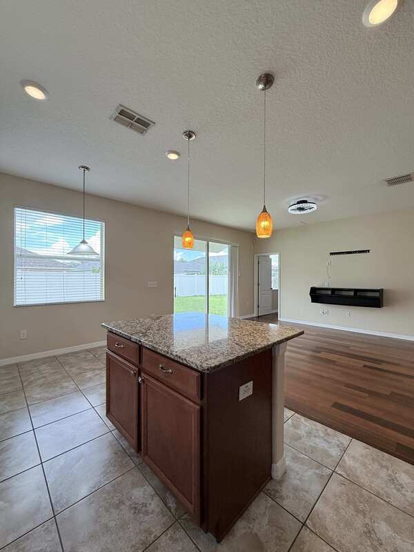 Building Photo - 930 Meadow Glade Dr