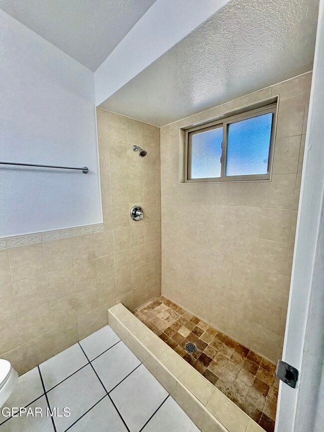 Building Photo - 3425 E Glen Dr