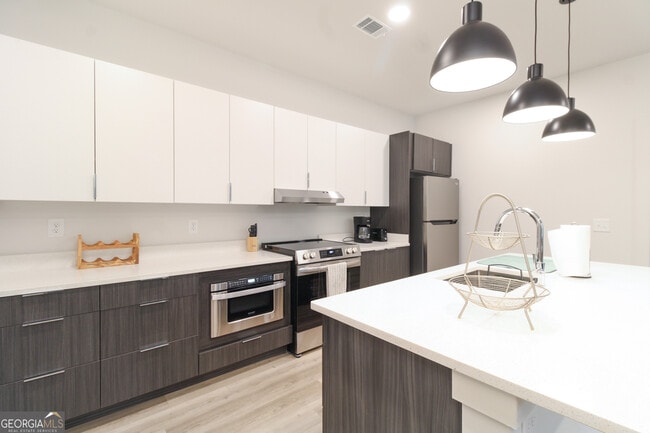 Building Photo - 240 Martha Dr