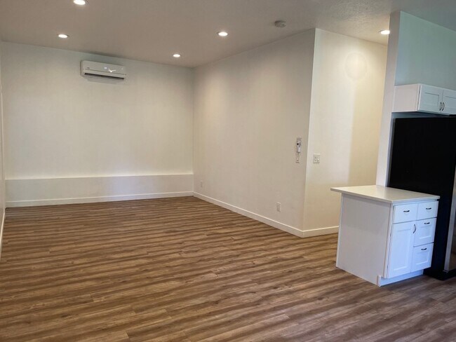 Building Photo - 525 N 300 E