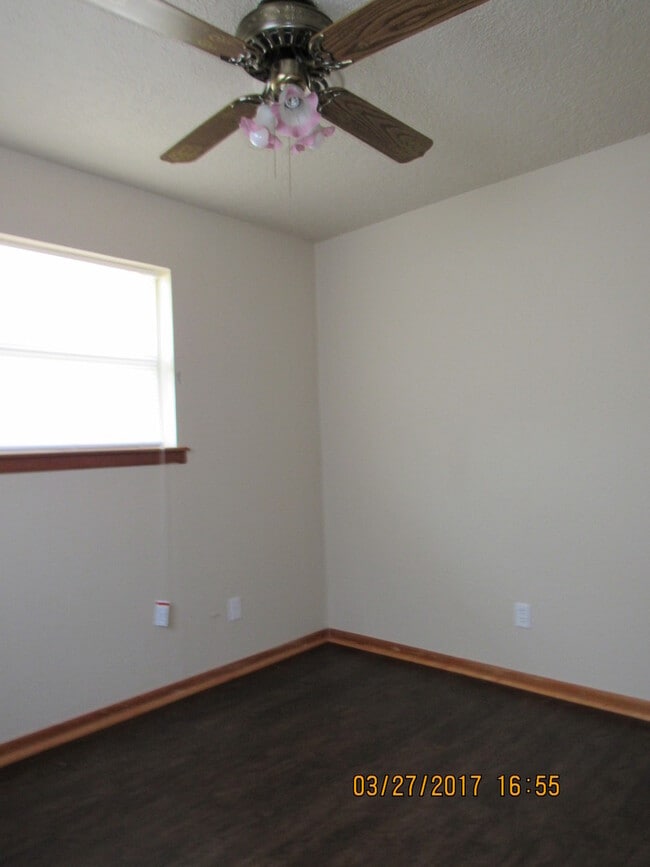 Building Photo - Pet Friendly Home!
