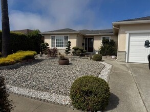 Building Photo - Beautiful Large Three Bedroom on Marina Av...