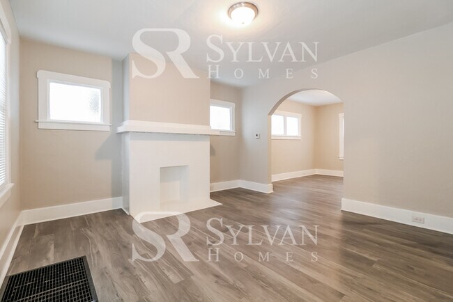 Building Photo - Welcome home to this lovely 3 bedroom, 1 b...