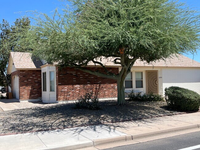 Building Photo - 1200 W Boxelder Cir