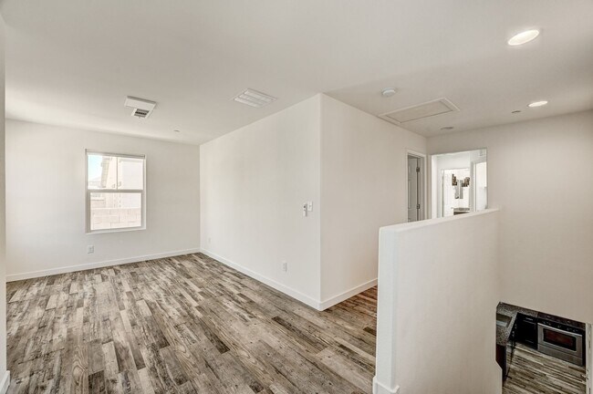 Building Photo - Exquisite Townhome - Life of luxury