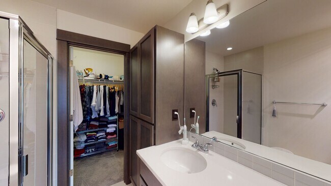 Building Photo - West Seattle Townhome - 2 bedroom 2 bathroom located in Sylvan Ridge Townhomes!  Available now!