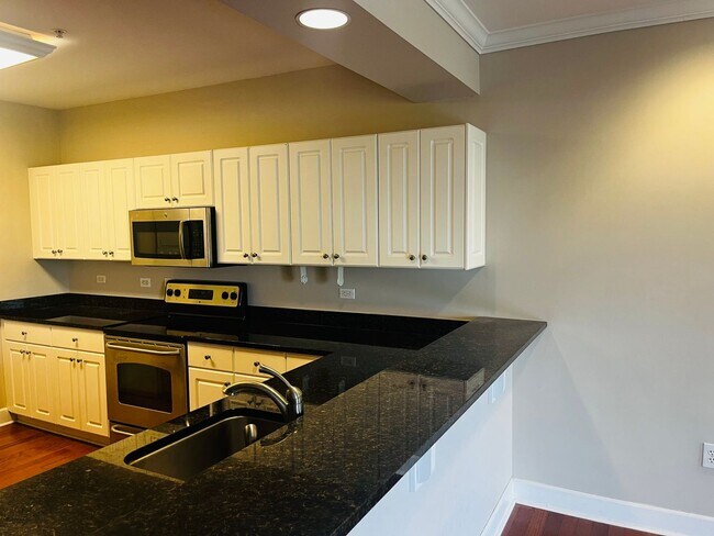 Building Photo - 1 Bed, 1 Bath at Carolina Walk - Steps fro...