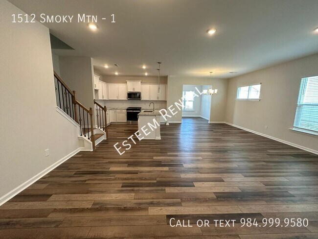 Building Photo - 1512 Smoky Mountains St