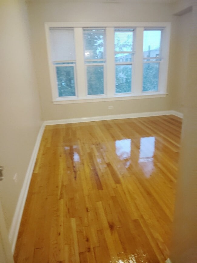 Building Photo - 7211 N Damen Ave