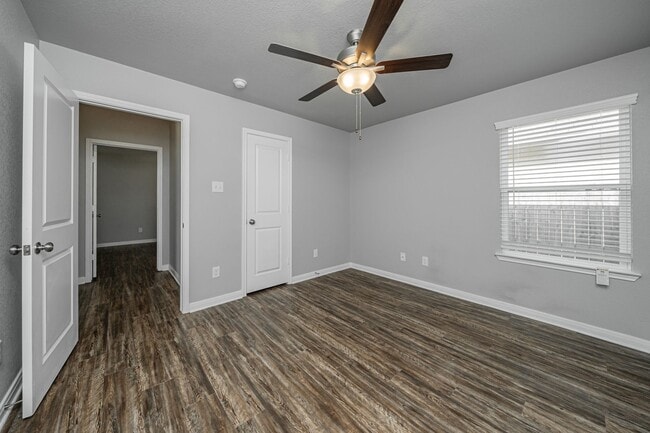 Building Photo - 521 Fallbrook Dr