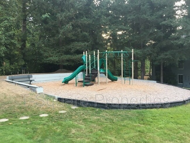 Building Photo - 4629 W Lake Sammamish Pkwy SE